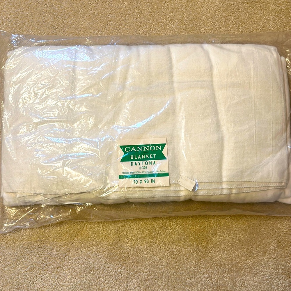 Vintage Cannon Blanket Daytona #308. 70 X 90 IN